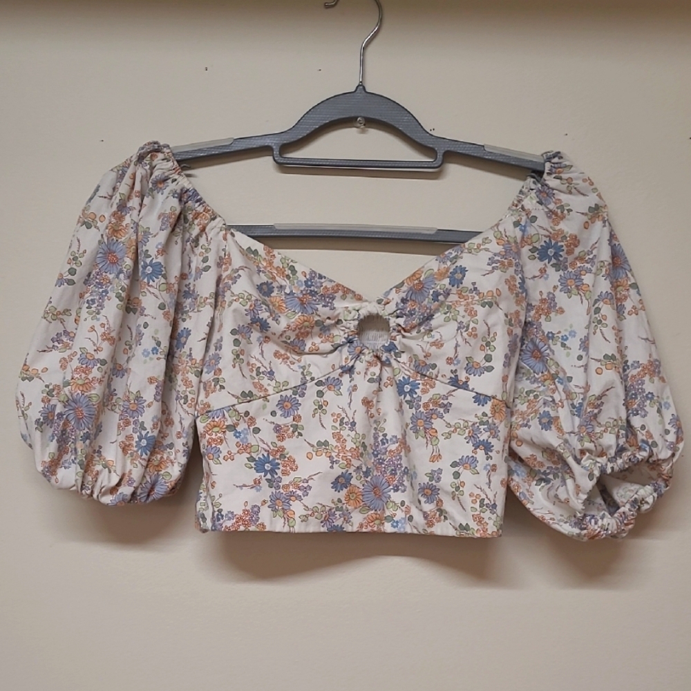 Abercrombie & Fitch Tan Puff Sleeve Crop Blouse used good condition for women .